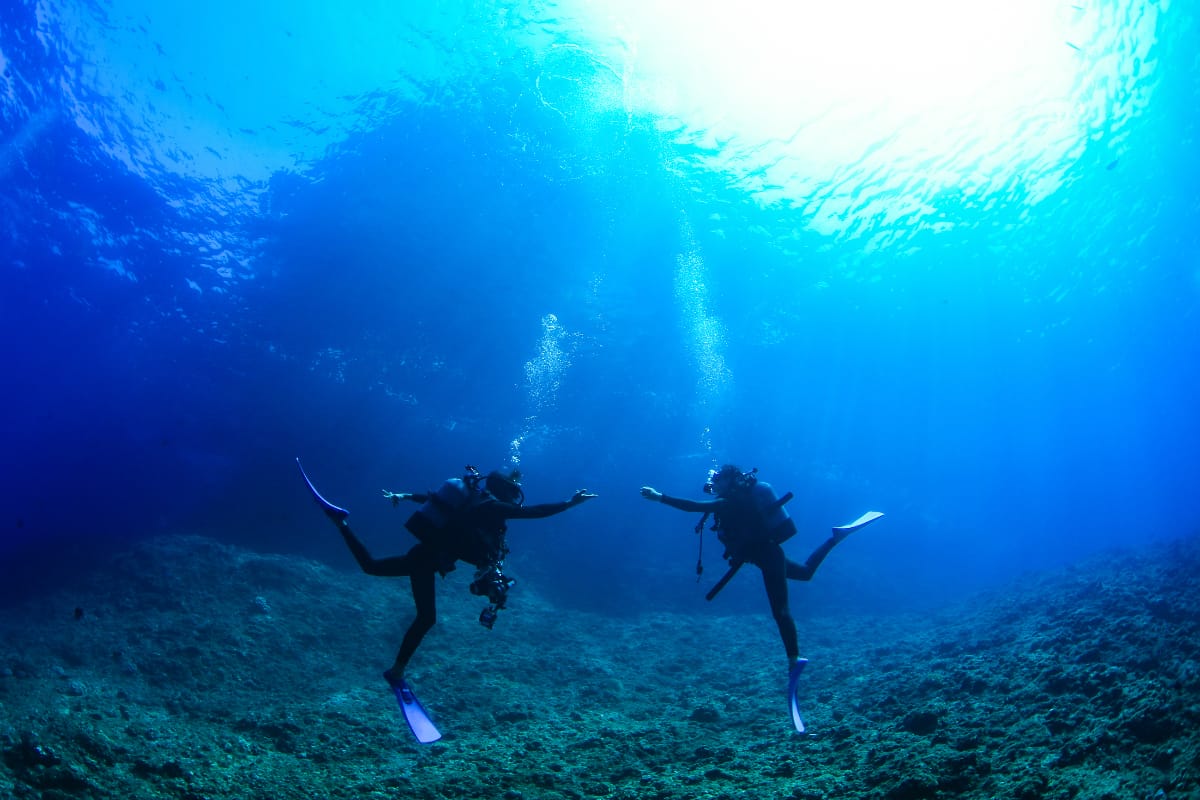 宮古島の美しい海でダイビングを楽しむ人々